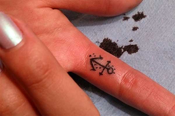 Ein Anker-Tattoo am Zeigefinger