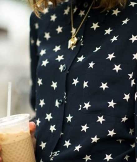 Streetstyle-Star mit schwarzer Sternchen-Bluse