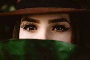 Frau mit braunen Augen