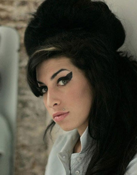 Fuenf-mit-Links-Amy-Winehouse-Tres-Click_Thumbnail