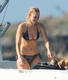 EXCLUSIVE: **STRICTLY NO WEB UNTIL 2AM GMT FEB 6TH**PREMIUM EXCLUSIVE RATES APPLY**Jennifer Lawrence shows off her bikini body while diving for Conch in the Bahamas.