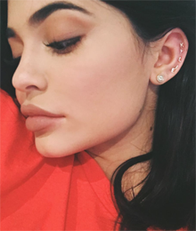 tres-click-kylie-jenner-piercing-ohr-1