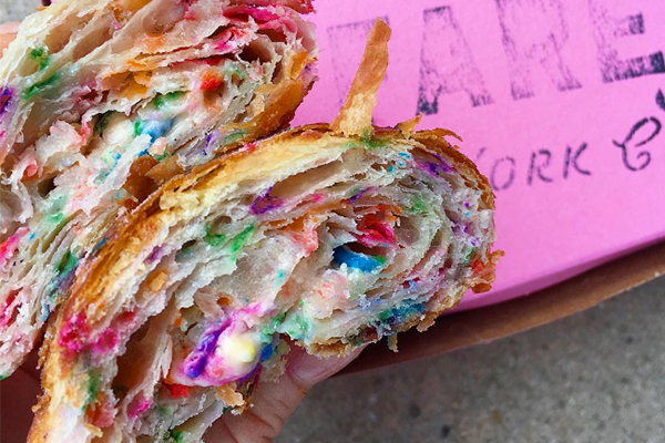 tres-click-rainbow-cake-croissant