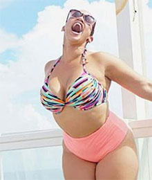 "Orange Is The New Black"-Star Dascha Polanco posiert im Bikini
