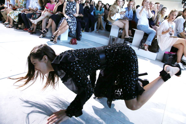 Oops, Gigi Hadid fiel bei der Michael Kors Show, bei der New York Fashion Week.
