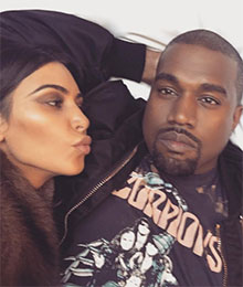 Kim Kardashian und Kanye West posieren für ein Selfie