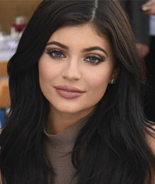 Kylie Jenner hat sich ihre Haare platinblond färben lassen und sieht aus wie Kim Kardashian.