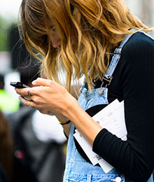 Eine Frau guckt auf ihr Smartphone