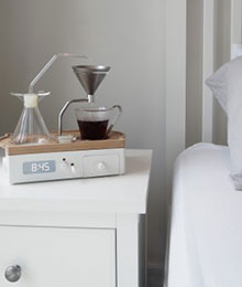 Der Brite Josh Renouf hat mit "The Barisieur" einen Wecker erfunden, der uns direkt am Bett frischen Kaffee kocht.
