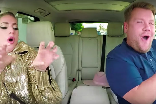 Lady Gaga und James Corden sitzen im Auto und performen bei Carpool Karaoke