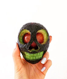 Diese Halloween-Deko kannst du ganz einfach aus Avocados machen.