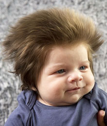 Dieses Baby hat die verrücktesten haare ever.