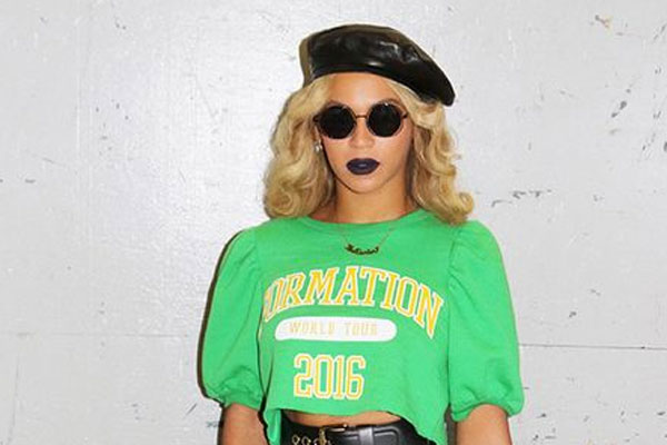 Beyonce zeigt sich in coolem grünen Formation Oberteil.