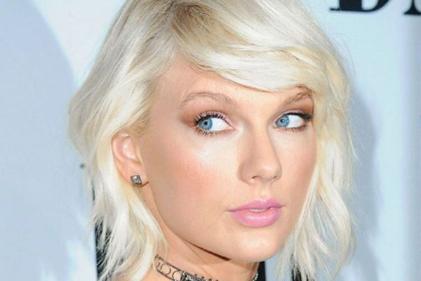 Taylor Swift zeigt sich mit neuem Tattoo.