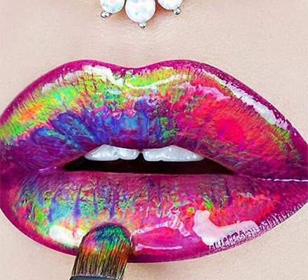 tres-click-holographic-lips