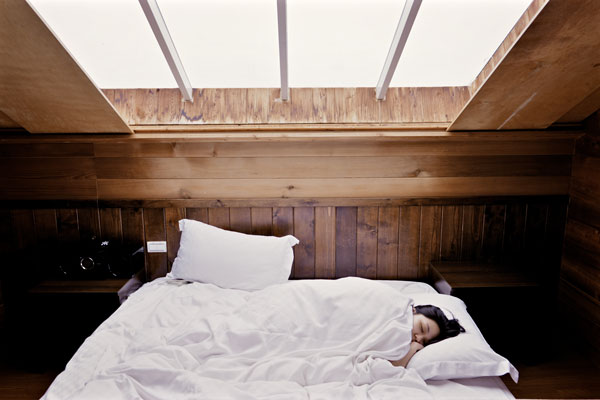 tres-click-wooden-bed-sleep-girl
