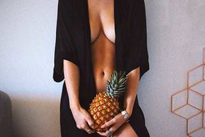 Frau mit Ananas