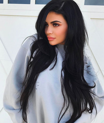tres-click-kyliejenner-dunkle-haare-lippenstift