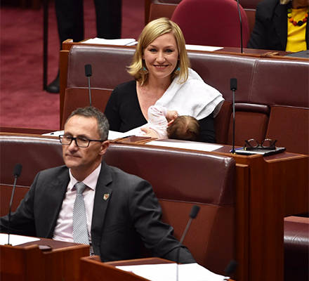 Politikerin stillt ihr Baby im Parlament