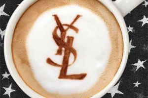tres-click-ysl-kaffee-tasse-latte-art-sterne