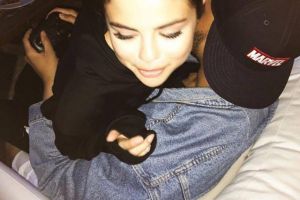 The Weeknd teilt auf Instagram ein süßes Foto, auf dem er mit seiner Selena kuschelt.