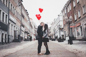 Love Bombing ist nach Gaslighting und Breadcrumbing ein neuer Dating-Trend.