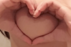 Crazy Internettrend. Die heart-shaped Boob Challenge erobert das Netz.