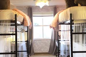 Zwei Mädchen gestalten ihr Zimmer im Studentenwohnheim um