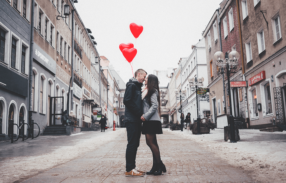 Love Bombing ist nach Gaslighting und Breadcrumbing ein neuer Dating-Trend.