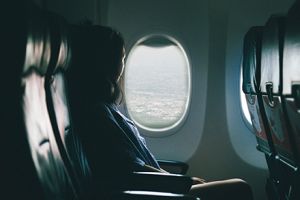 Frau sitzt in einem Flugzeug