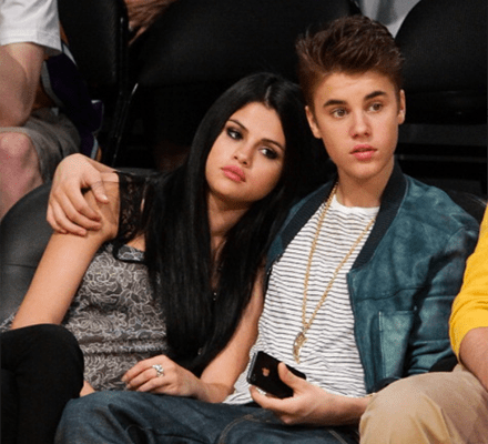 Justin Bieber und Selena Gomez bei einem Basketball-Spiel