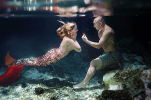 Eric Martinez machte seiner Liebsten Cammy Rynae Cuoco bei einem Mermaid-Shooting einen Antrag.