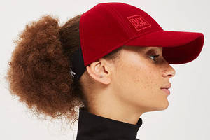 Beyonce hat eine Cap für Frauen mit lockigen Haaren designt.