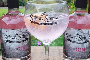 Solway Spirits macht jetzt Rhabarber Crumble Gin