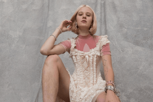 Schwedisches Model wird bedroht, weil sie in einer Adidas-Kampagne ihre Beinhaare zeigt