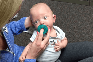 Baby Matthew hört zum ersten Mal seine Mama und die Reaktion darauf ist unglaublich
