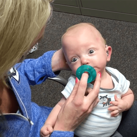 Baby Matthew bekommt ein Hörgerät und hört zum ersten Mal in seinem Leben seine Mutter