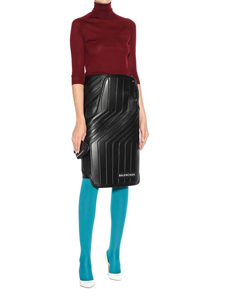 Balenciaga entwirft jetzt Röcke im Automatten-Design.