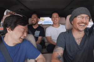 Chester Bennington mit zwei seiner Bandmitglieder in einer Folge „Carpool Karaoke: The Series"
