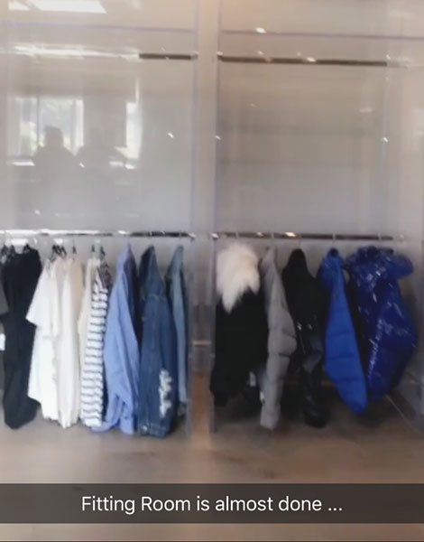 Kylie Jenner postet Bilder mit ihrer blauen Kleidung.