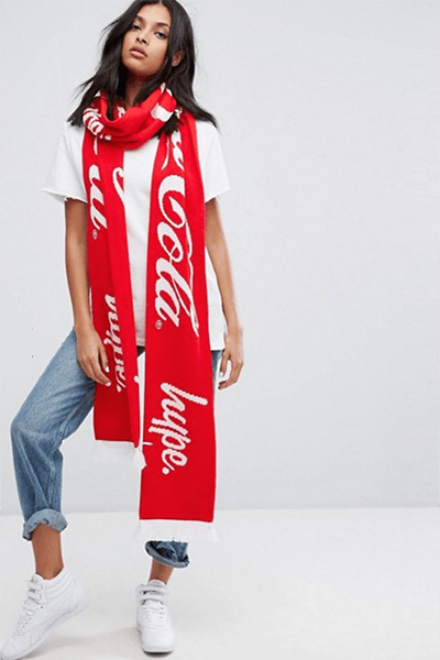 Statement Schal von Asos mit der Aufschrift „Coca Cola Hype"