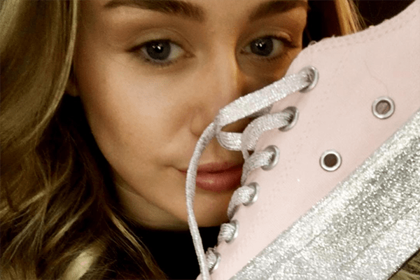 Miley Cyrus bringt mit Converse Glitzer-Sneakers heraus