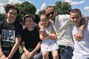 Brooklyn Beckham lässt sich Tattoo für Geschwister stechen