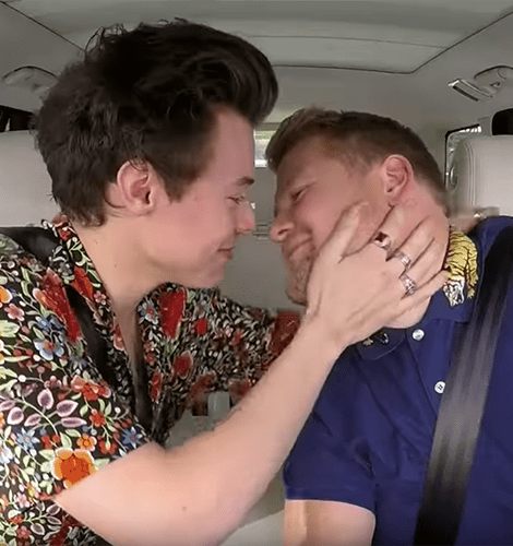 Carpool Karaoke Weihnachts-Edition: James und Harry küssen sich