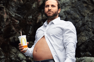 Nick Roberts mit seinem Fast-Food-Baby