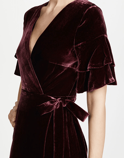 Meghan Markle zeigt uns den neusten Fashion-Trend: Dieses Wickelkleid trägt sie unter ihrem Mantel