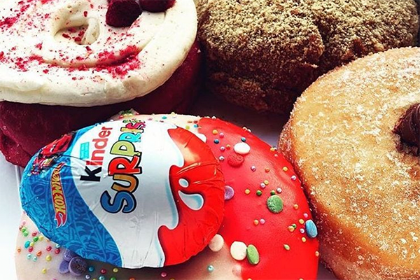 Dieser Donut hat ein Überraschungsei-Topping