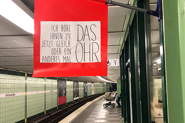 Zuhör-Kiosk in Hamburger U-Bahn-Station: Kann das wirklich funktionieren?