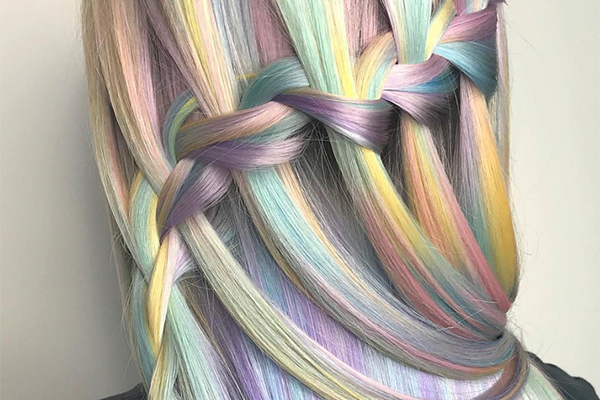 „Kaleidoscope Hair“ ist DER neue Haartrend, der uns diesen Frühling strahlen lässt