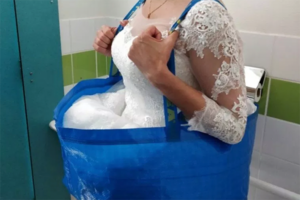 Ikea-Life-Hack der begeistert: Diese Braut schnitt sich die ikonische Tüte als Rockhalter zurecht
